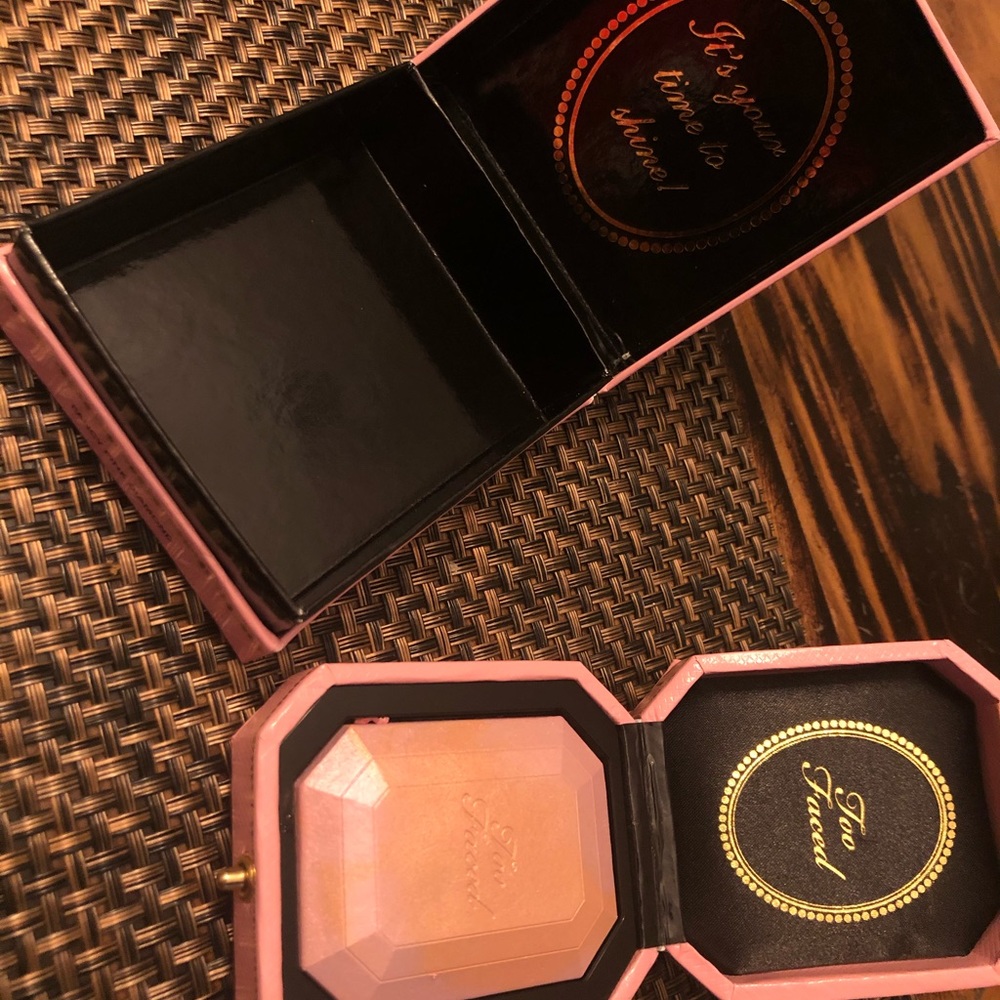 💋NWT too faced highlighter. 💋